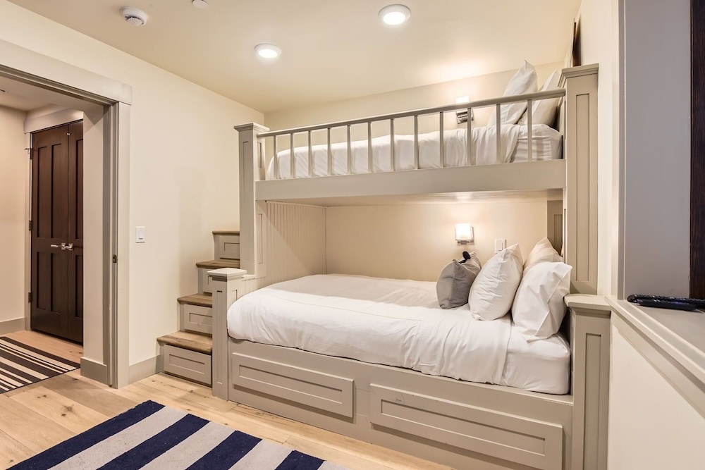 916 Empire Skiers Secret 4 Bedroom Home