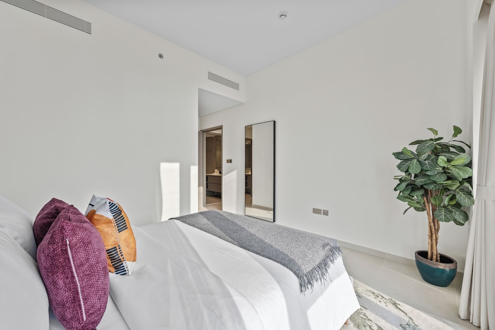 Luxury City Stay Near Mall and Pool