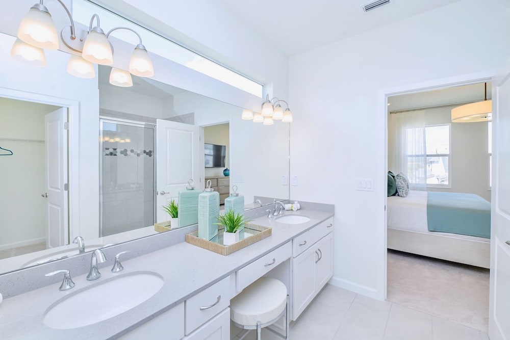 Upstay Mansion w Cinema Games Pool- Sleeps 26
