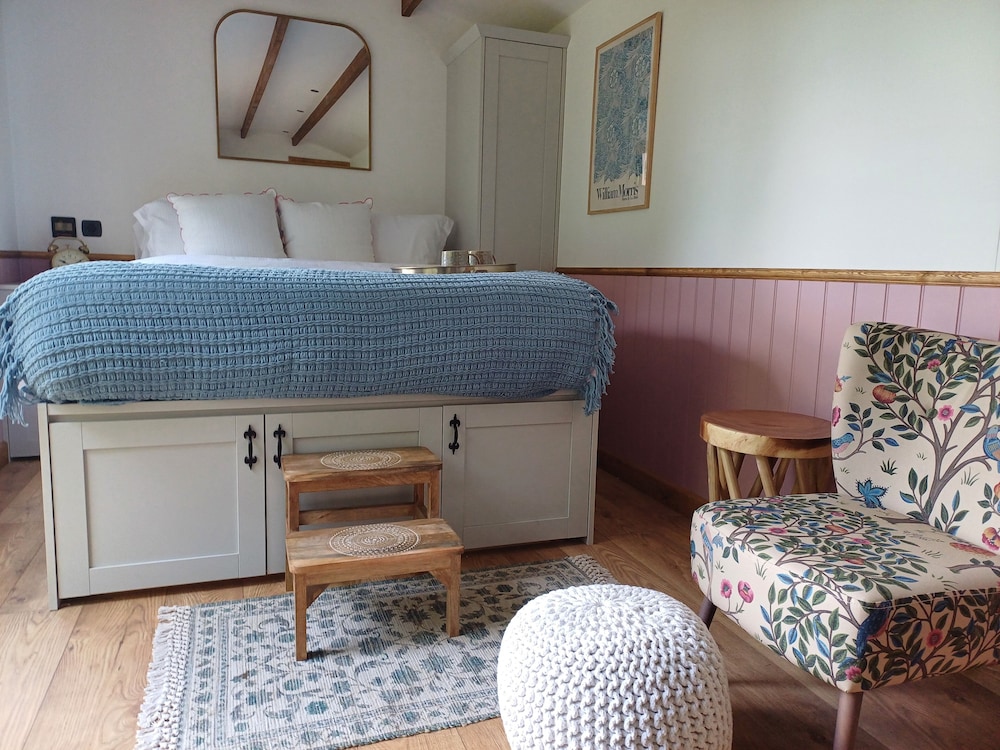 The Heartwood - Luxury Cabin Near York view 3