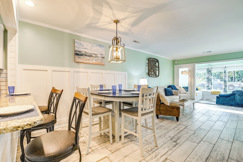 Chic Murrells Inlet Getaway ~ 2 Mi to Marsh Walk! view 5