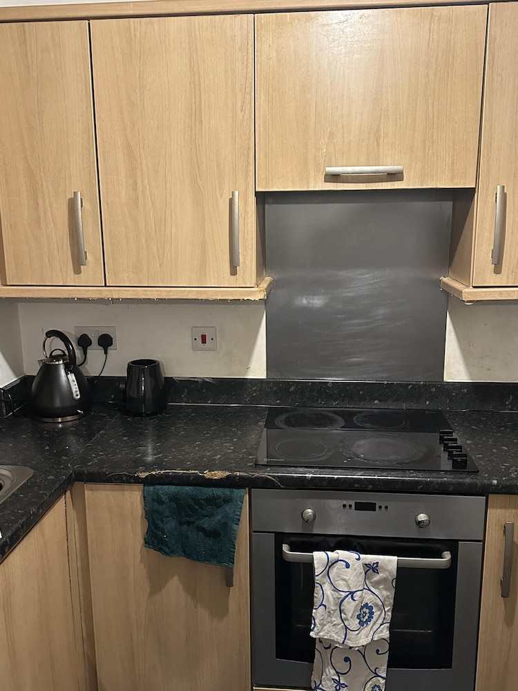 Immaculate 2-bed Apartment in Greenhithe view 4