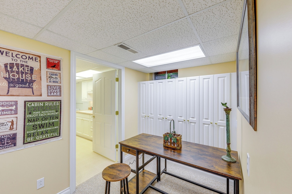 Walk to Happy's Inn & Lake Access: Libby Apartment