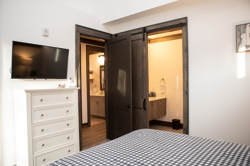 The Seasons 1818 2 Bedroom Condo by RedAwning view 5