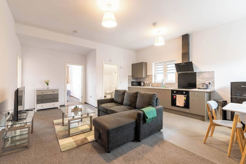 The Elderns Spacious 2BR Netflix Parkingshops