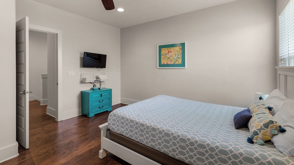 Stunning 4 Bd/4.5 BA - Free Wifi - Easy Walk to Beach