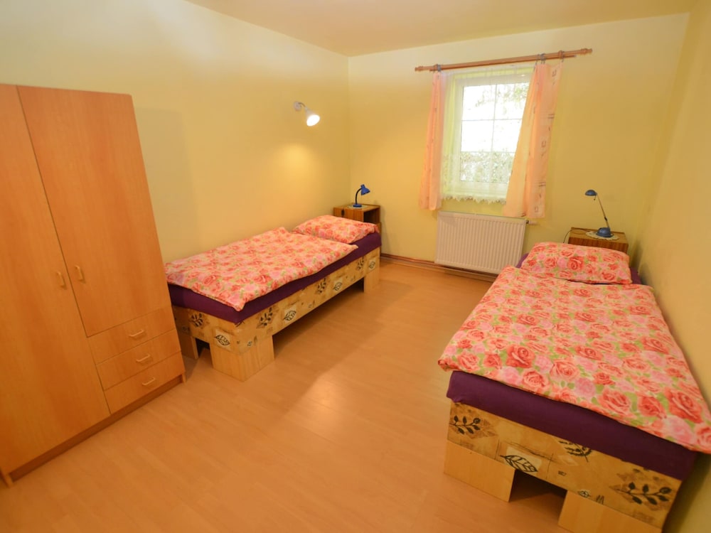 Comfortable Detached House With Large Garden view 4
