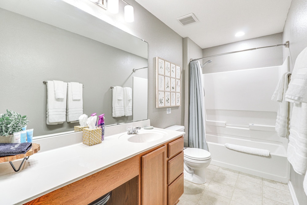 10 Mi to Dtwn Austin: Family Home w/ Communal Pool