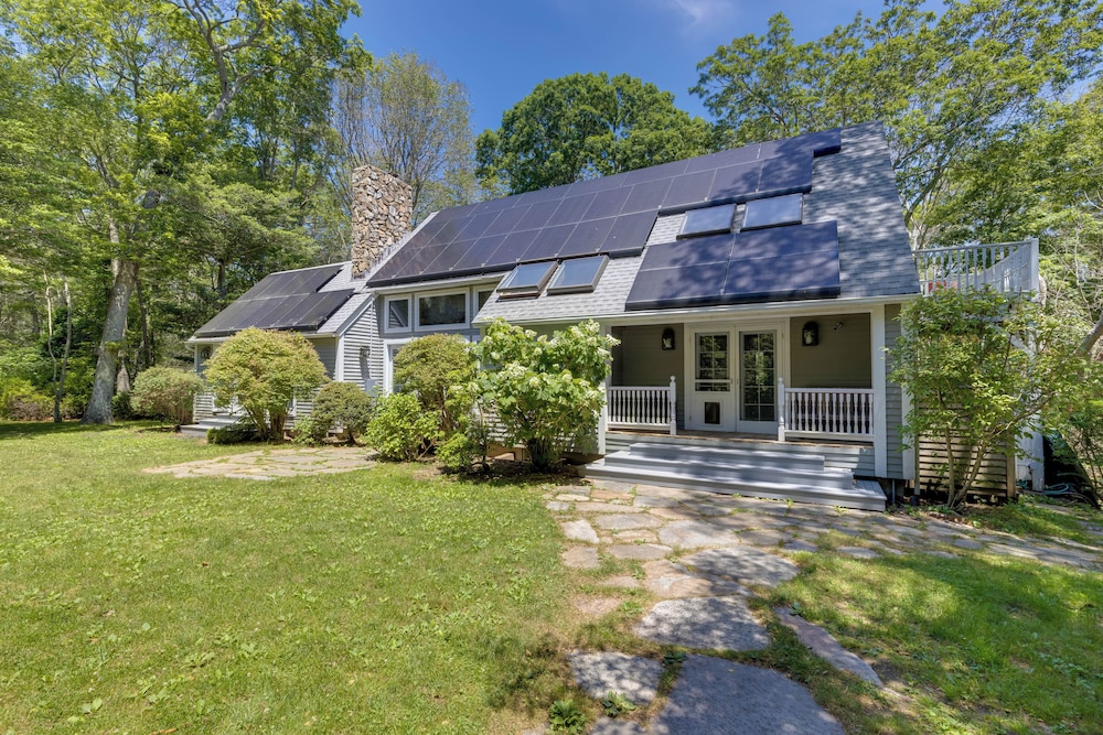 20-acre Hamptons Nature Escape w/ Hot Tub & Pool