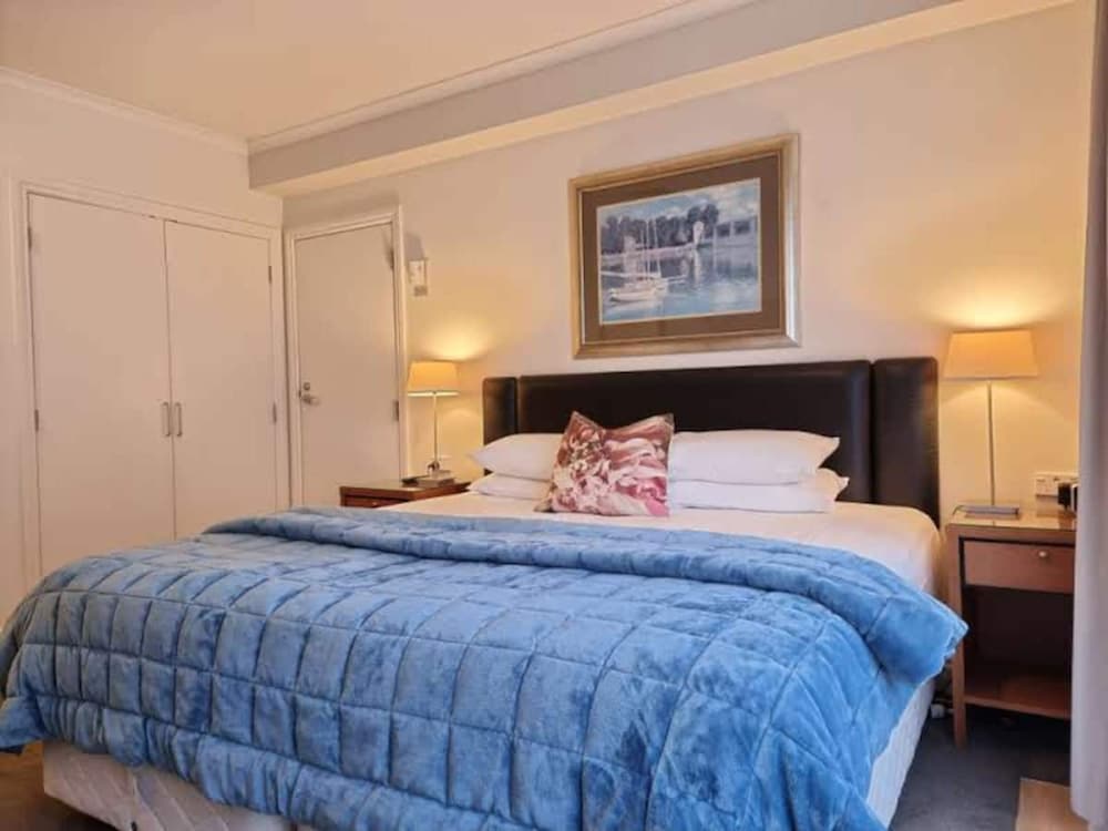 Chic CBD Studio-Aircon-Wifi -Heated Pool view 5