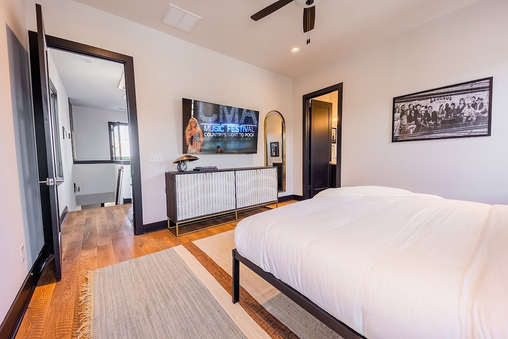 Heart of Gulch - 4 Min to Broadway - Designer Home