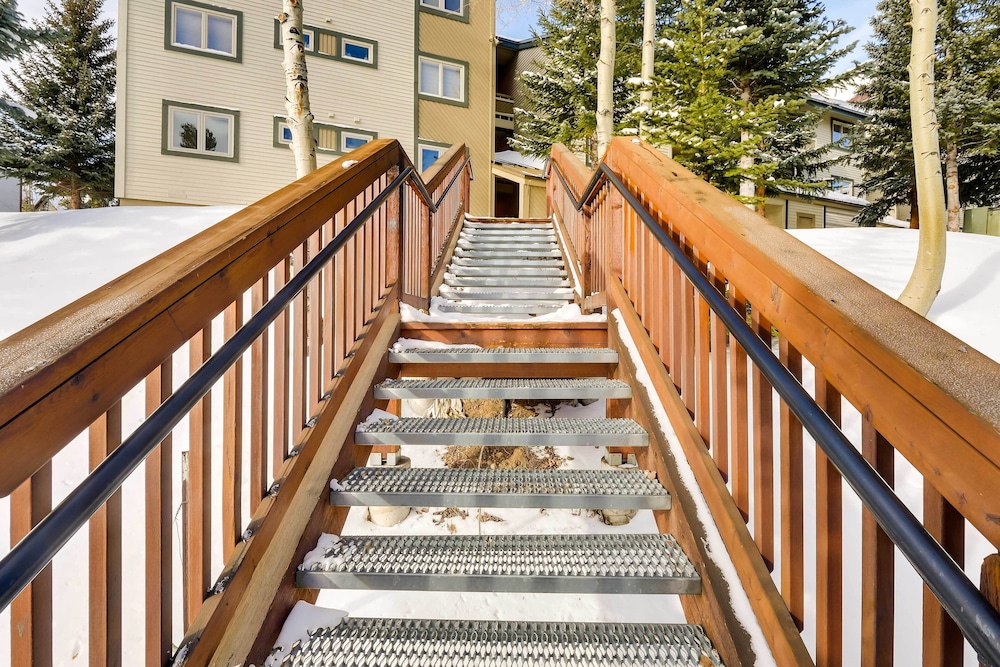 Chic & Cozy Breck Condo: Ski-in/ski-out at Peak 8! view 4