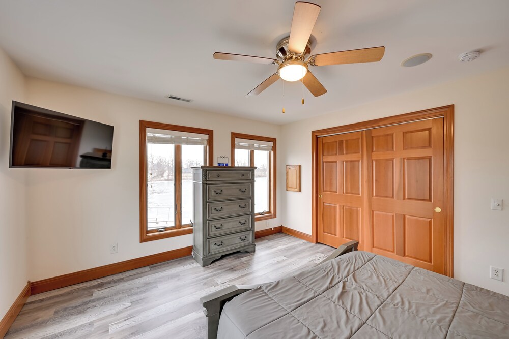 Hot Tub & Dock: Waterfront Lake Hamilton Home