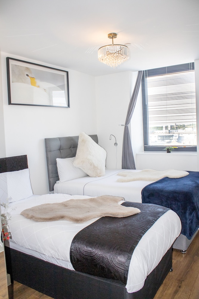 2 Bedroom Central Apartment With Parking view 2