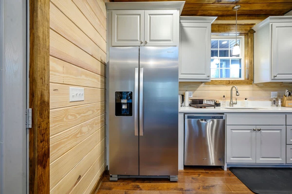 Family-friendly Broken Bow Cabin w spa Game Room