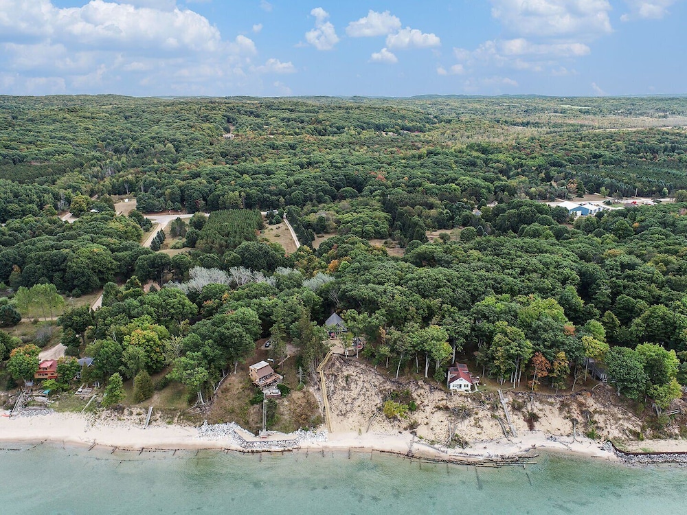 Overlooking Shoreline 2BDR Chalet 18396
