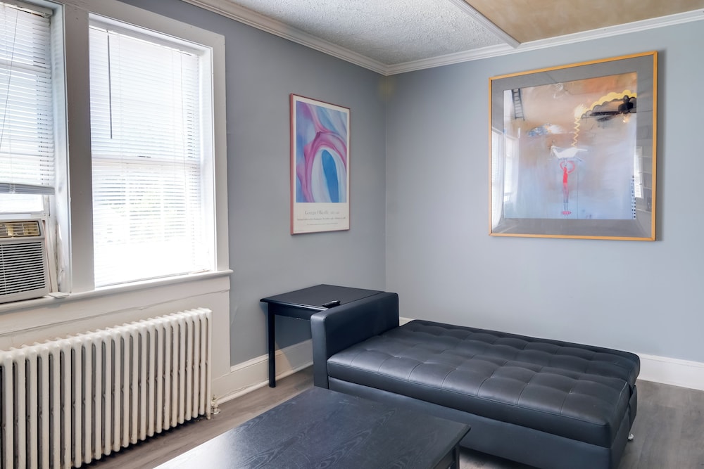 Near Shops, Eats & Trails: Loudon County Apt!