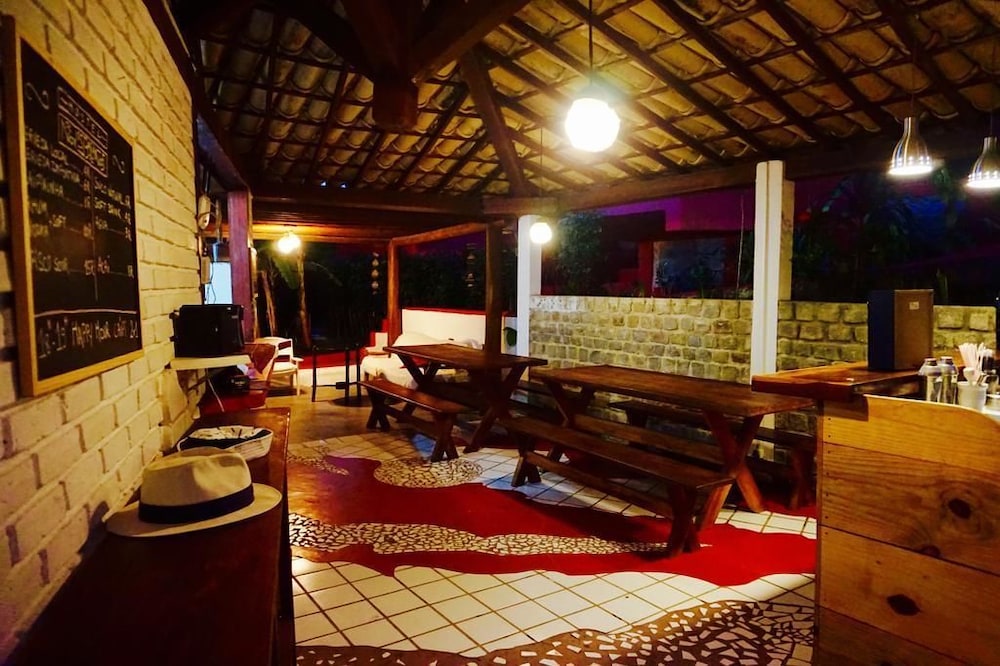 Novos Baianos Hostel e Suites