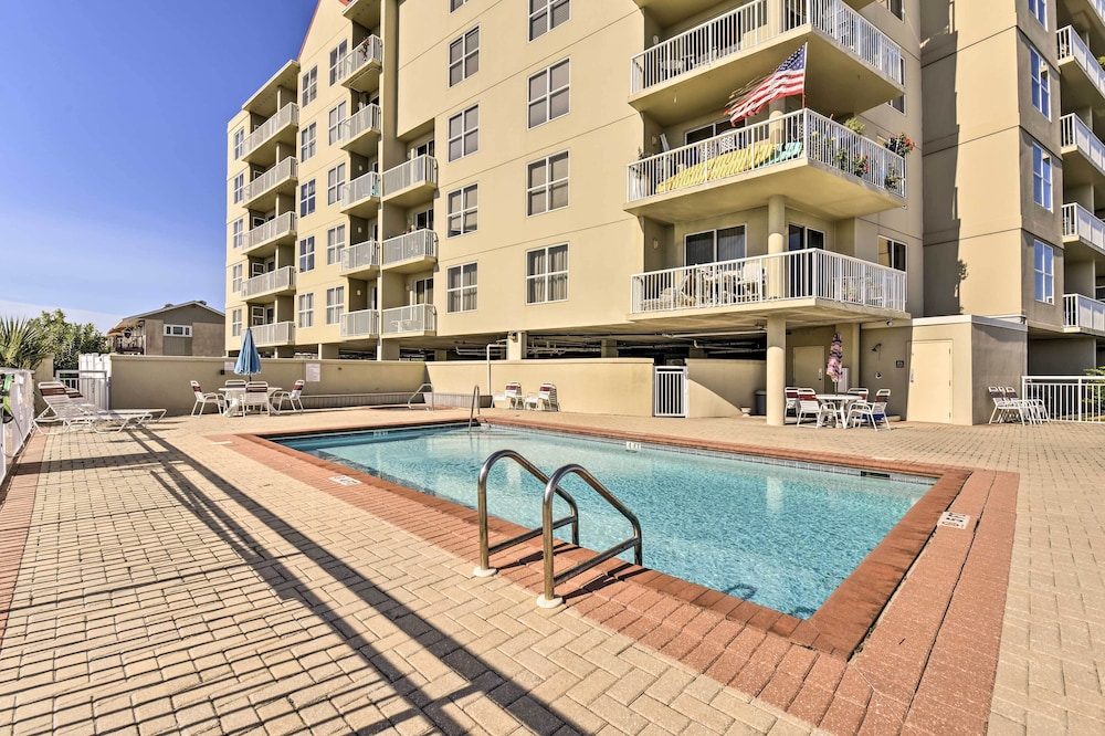 Walk to Sand! Modern Okaloosa Island Condo