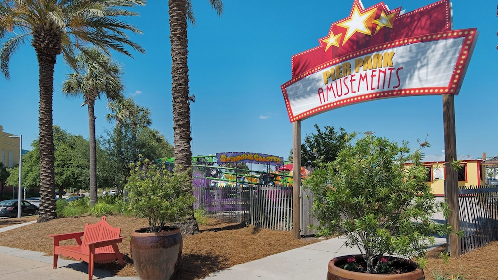 Beachfront Corner Unit w/ Wrap-around Balcony, Close to Attractions!