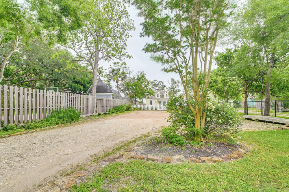 Galveston Bay Retreat: Historic La Porte Home!