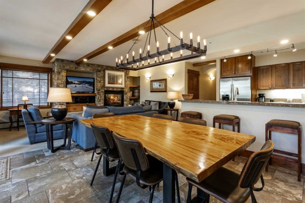 Convenient 2BR Condo in Lionshead Village w/ Pool, hot tub & More!