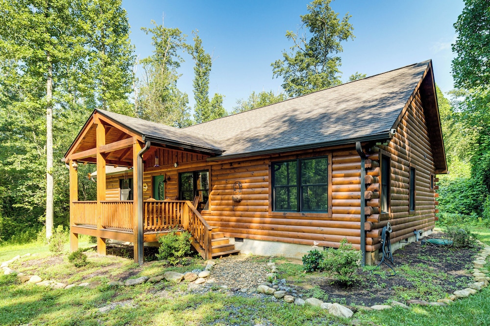Secluded, Private! Forested Hendersonville Retreat