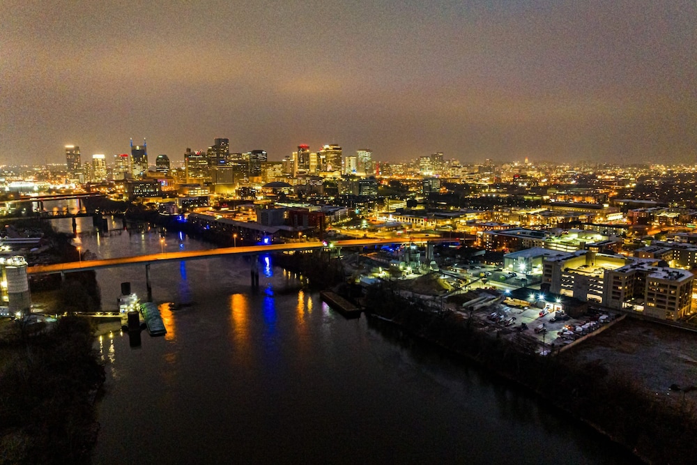 Cumberland River Views Walk to Broadway Downtown Stadium Rockin Riverfront