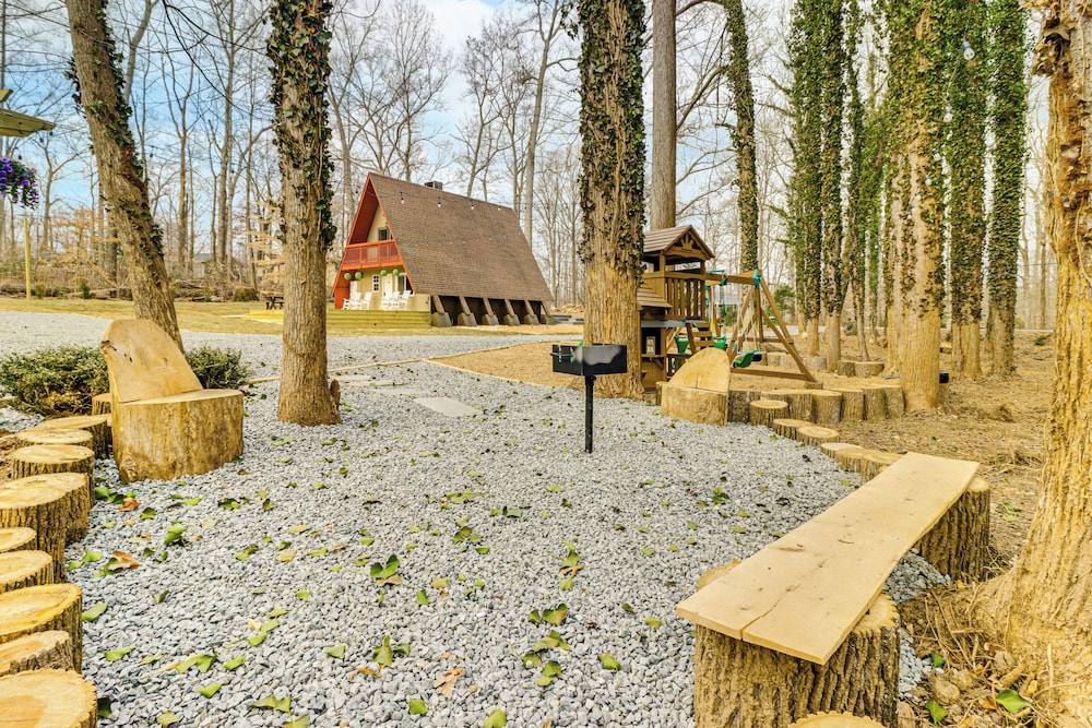 Hot Tub, Fire Pit & Patio: A-frame Stafford Cabin