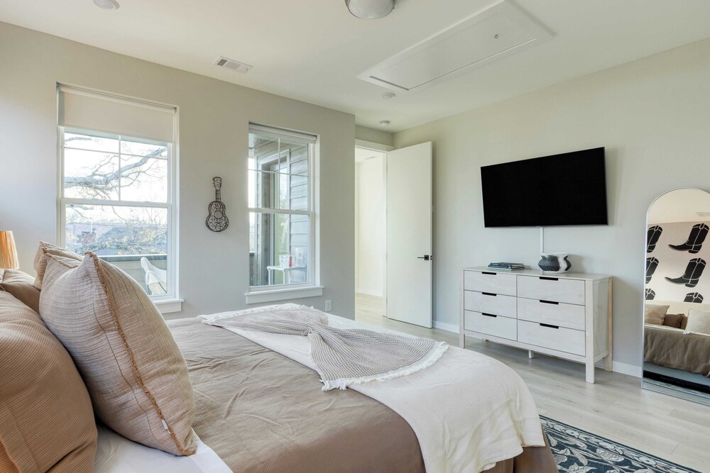 Sleeps 24! 3 Modern 4bdr Townhomes w/ Covered Patios Nashville Group Retreat