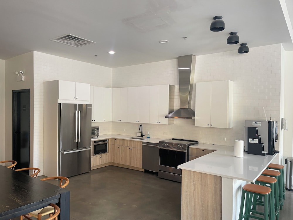 Cozy and Modern Stay in the Heart of C