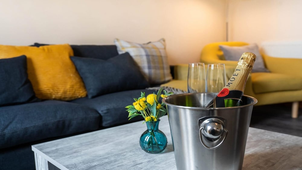 Queens Townhouse - 3 Bedrooms - Pets - Parking view 3