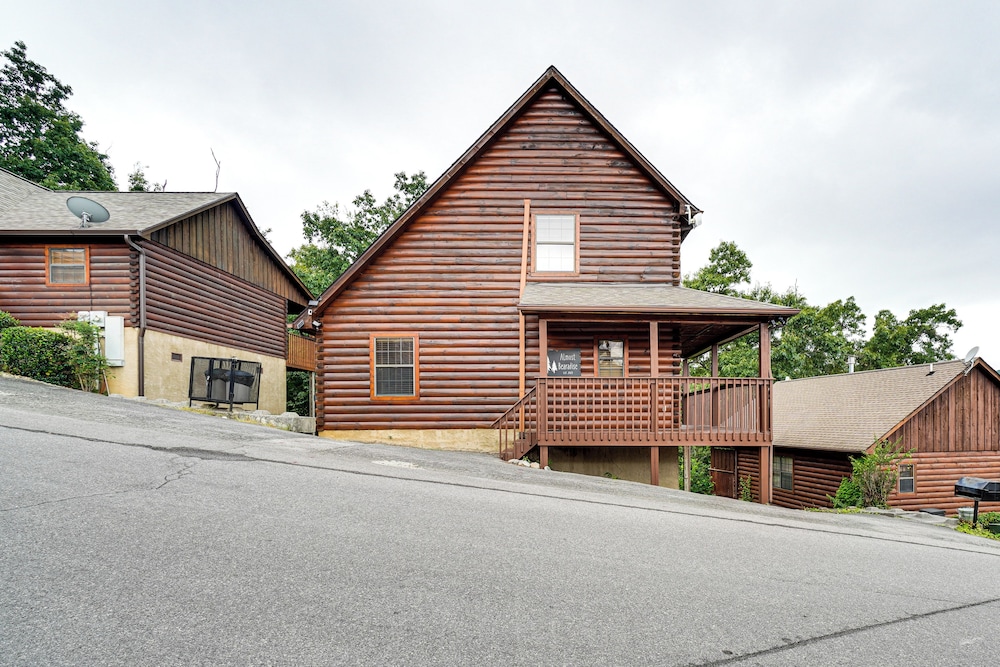 Hot Tub & Game Room: Sevierville Family Cabin!
