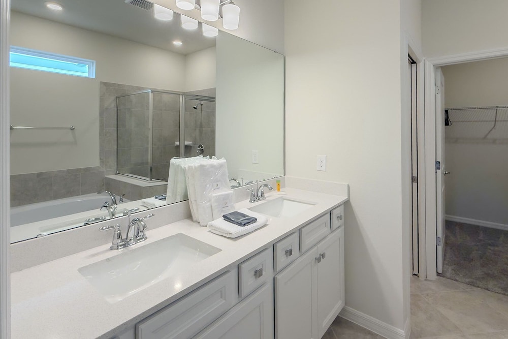 Luxury 5BR Home w/ Pool, Cinema & Game Room