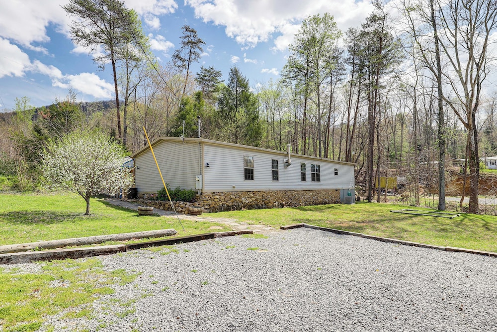 Hot Tub & Fire Pit: Getaway in Sevierville!
