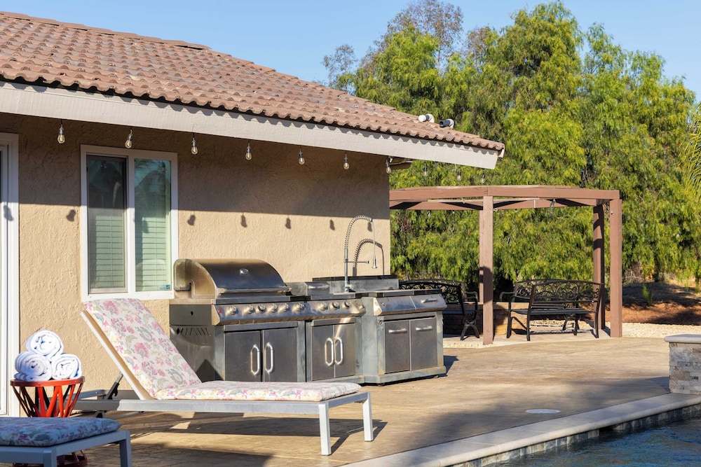 Bordeaux by Avantstay Private Pool, Hot Tub & Game Room Near Temecula