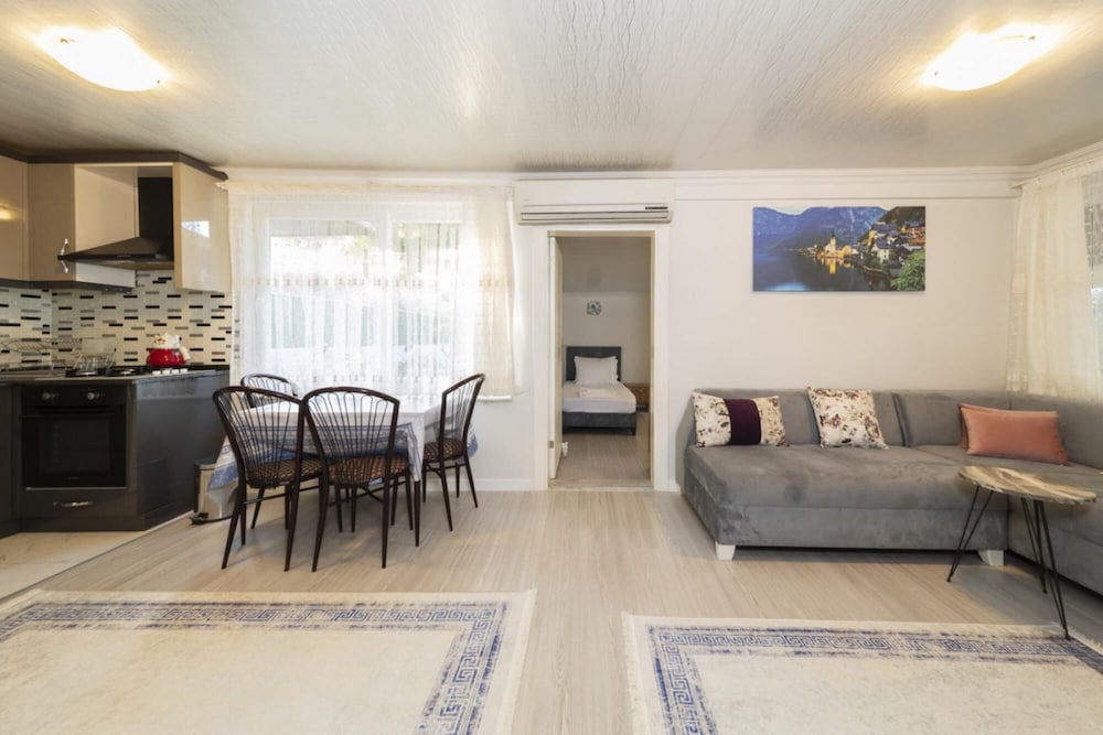 Villa With Private Pool Near Airport in Muratpasa