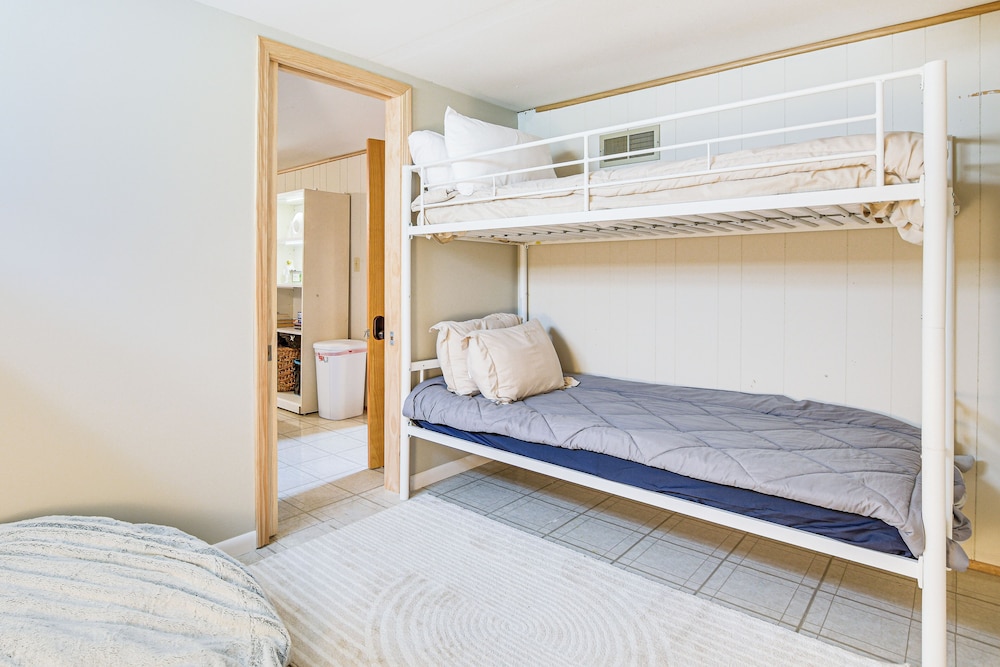 Pet-friendly Abode, 2 Mi to Dtwn Evanston!