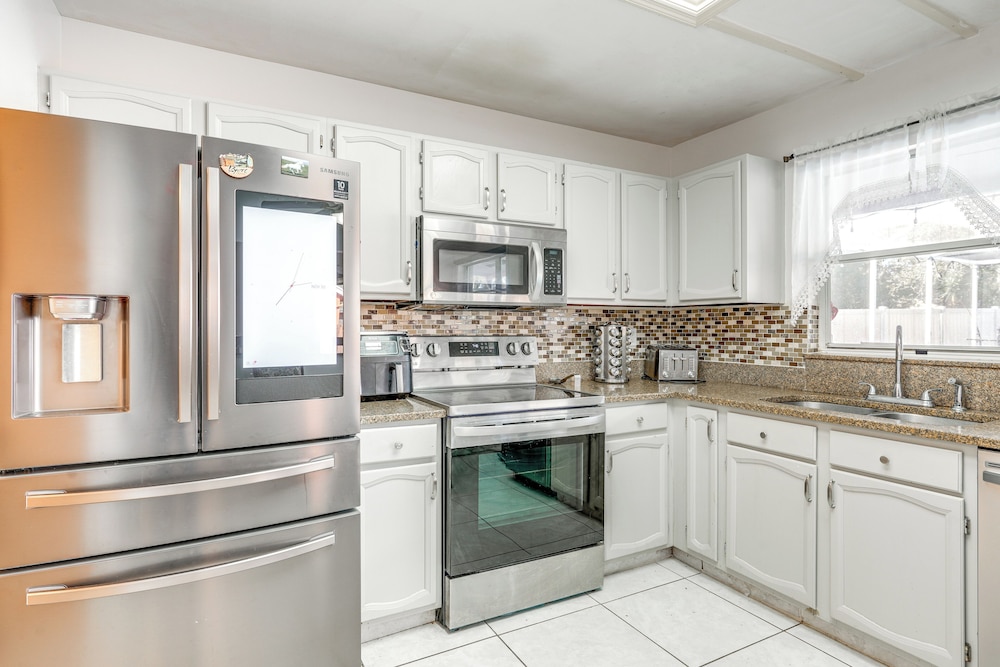 3 Mi to Marina: Riverview Family Home w/ Lanai!