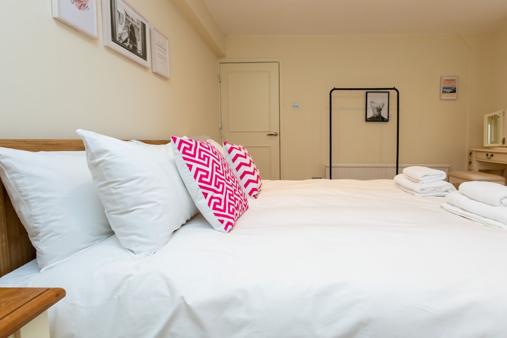 Modern and Bright 3 Bedroom House in Paddington