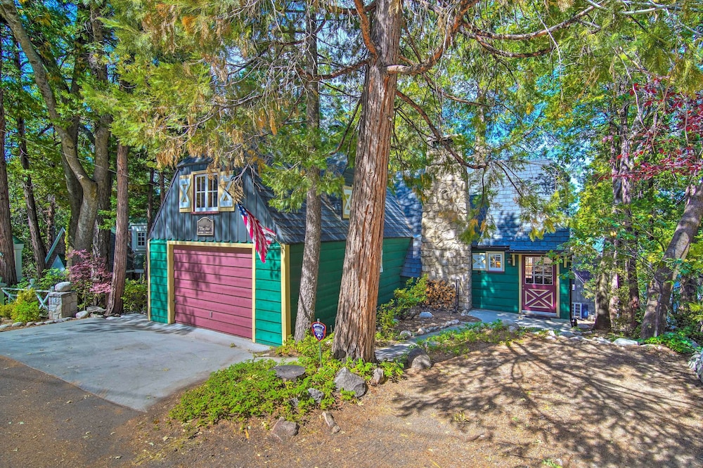 Vintage Lake Arrowhead Cabin - Walk to Lake! view 5