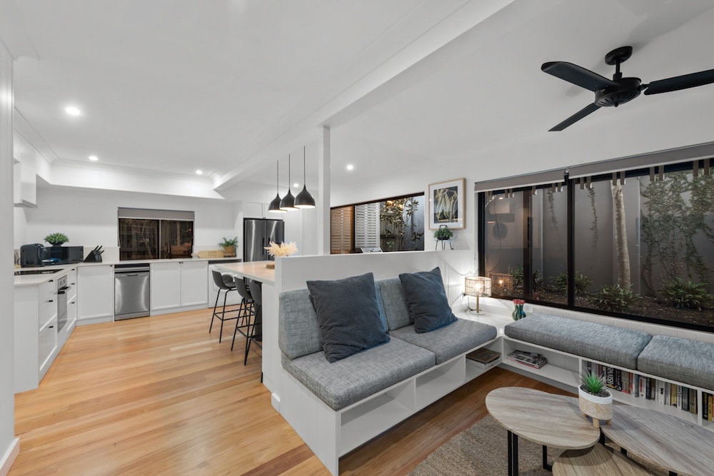 Bright 2-bed New Farm Apartment With Private Patio