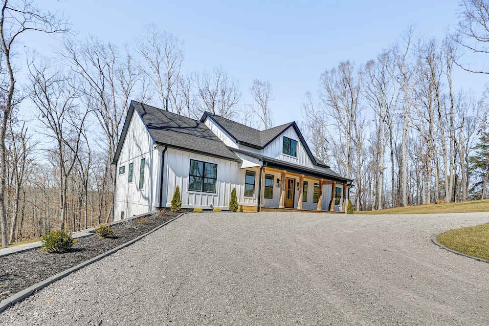 Nolin Lake Views: Spacious Home in Clarkson!