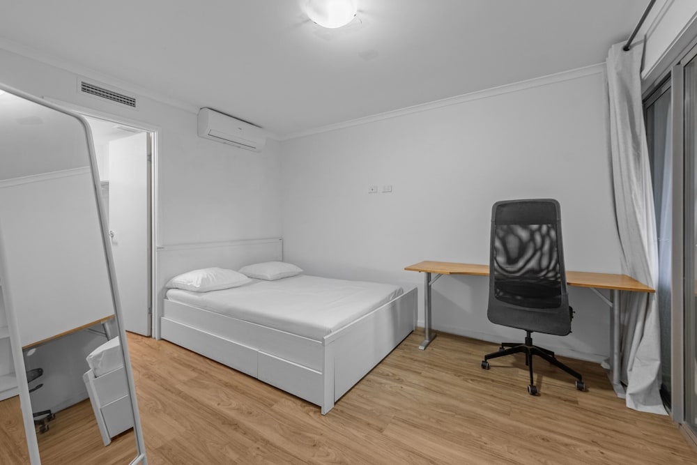 Studio With Balcony Access in Central Bowen Hills