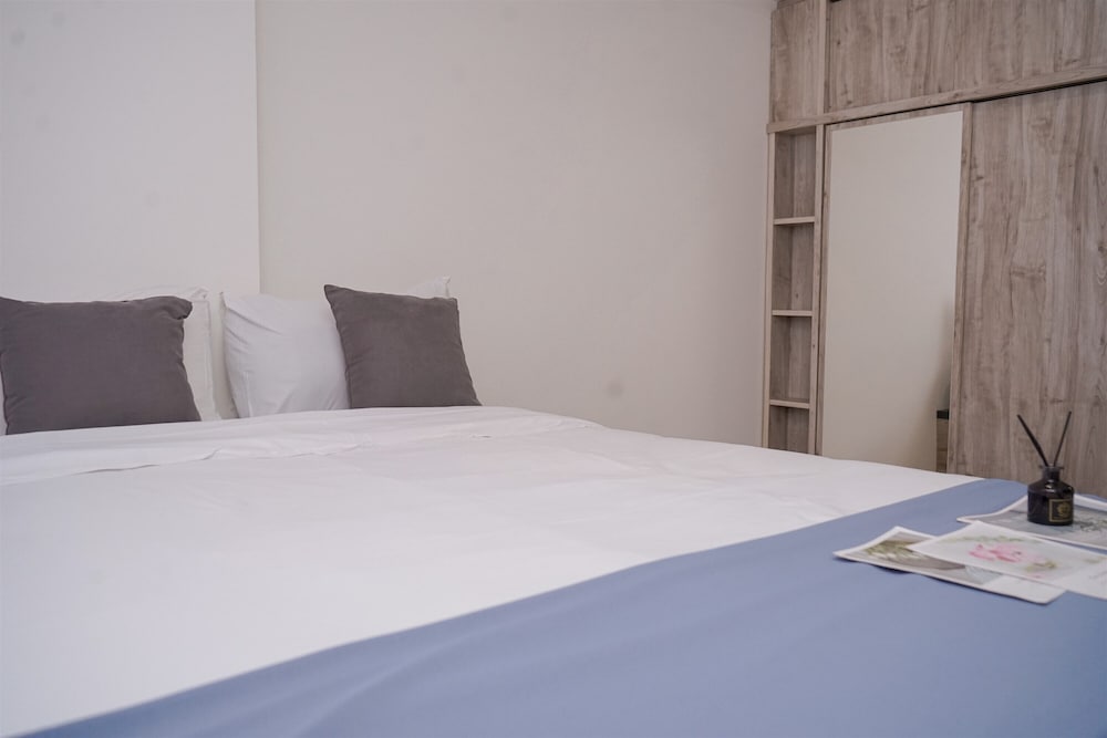 Warm and Spacious Studio Room at Collins Boulevard Apartment