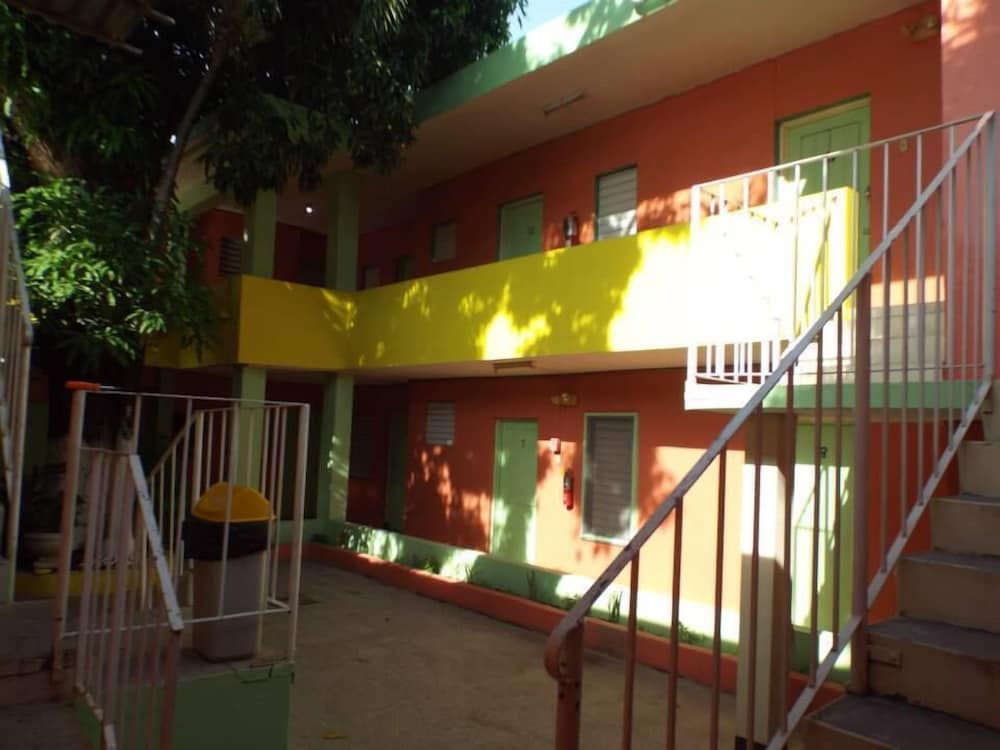 Tropical Court Inn