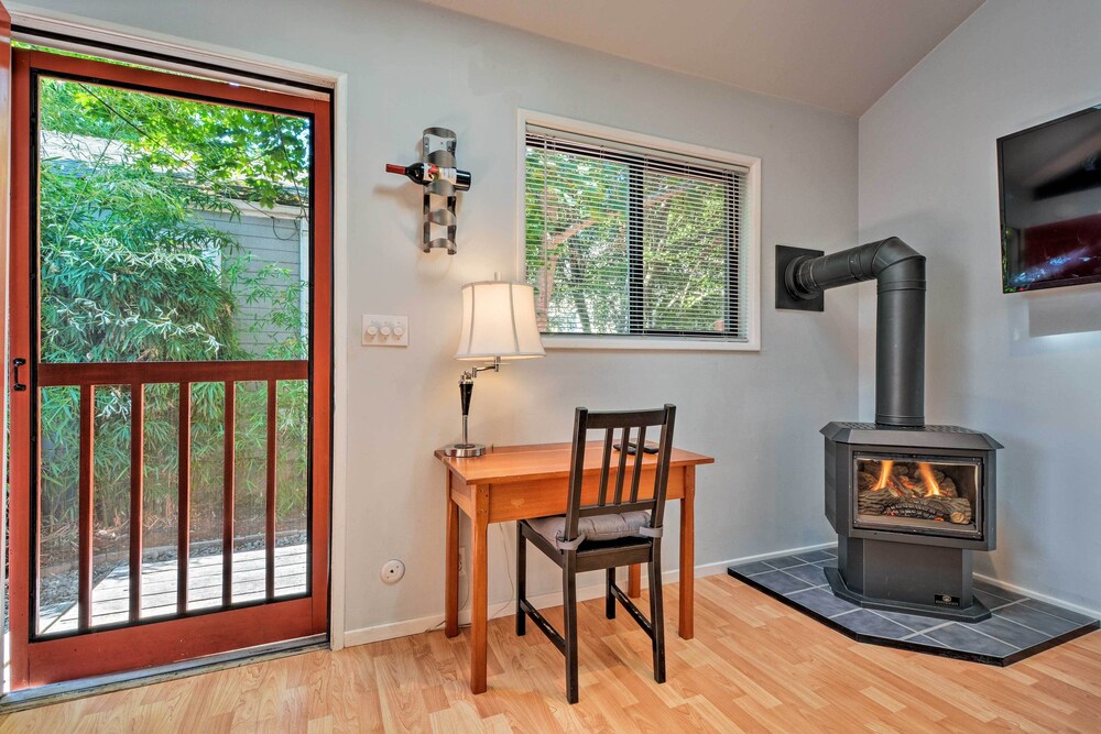 Ashland Vacations - Warm Inviting Ashland Cottage < Half-mile to SOU - Property Image 1
