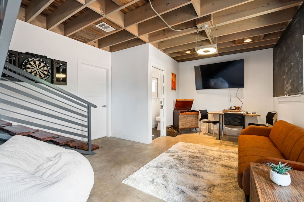 Luxury 7BR Hill Country Gem With Barndominium