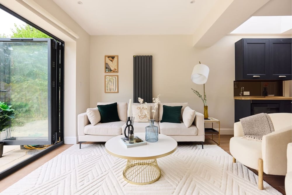 The Brondesbury Park - Sparkling 3bdr Flat With Garden