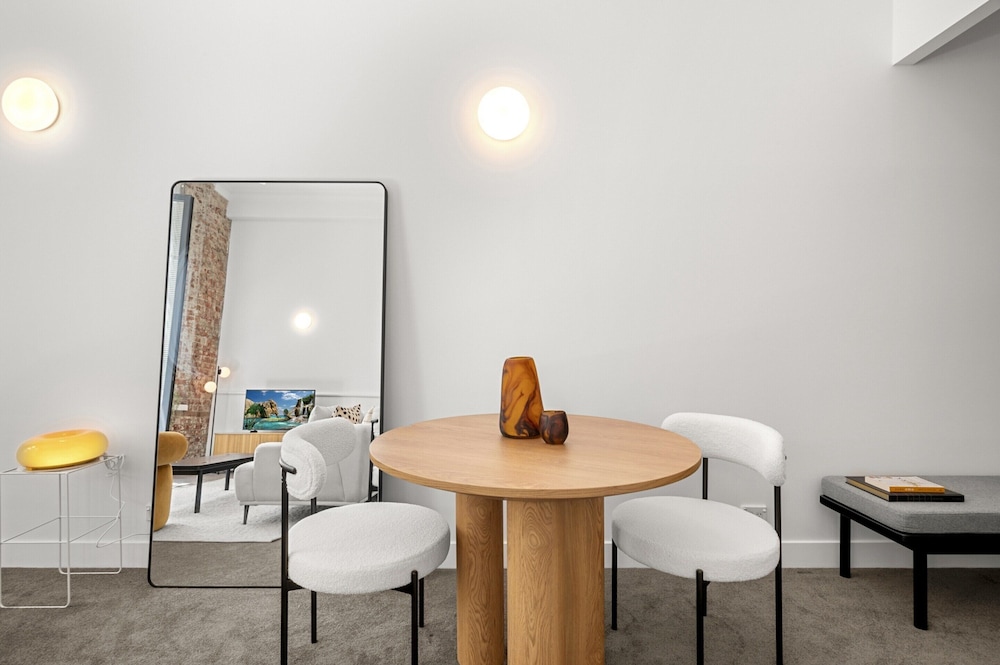 Classic 1-bed City Stay Near Eateries and Laneways